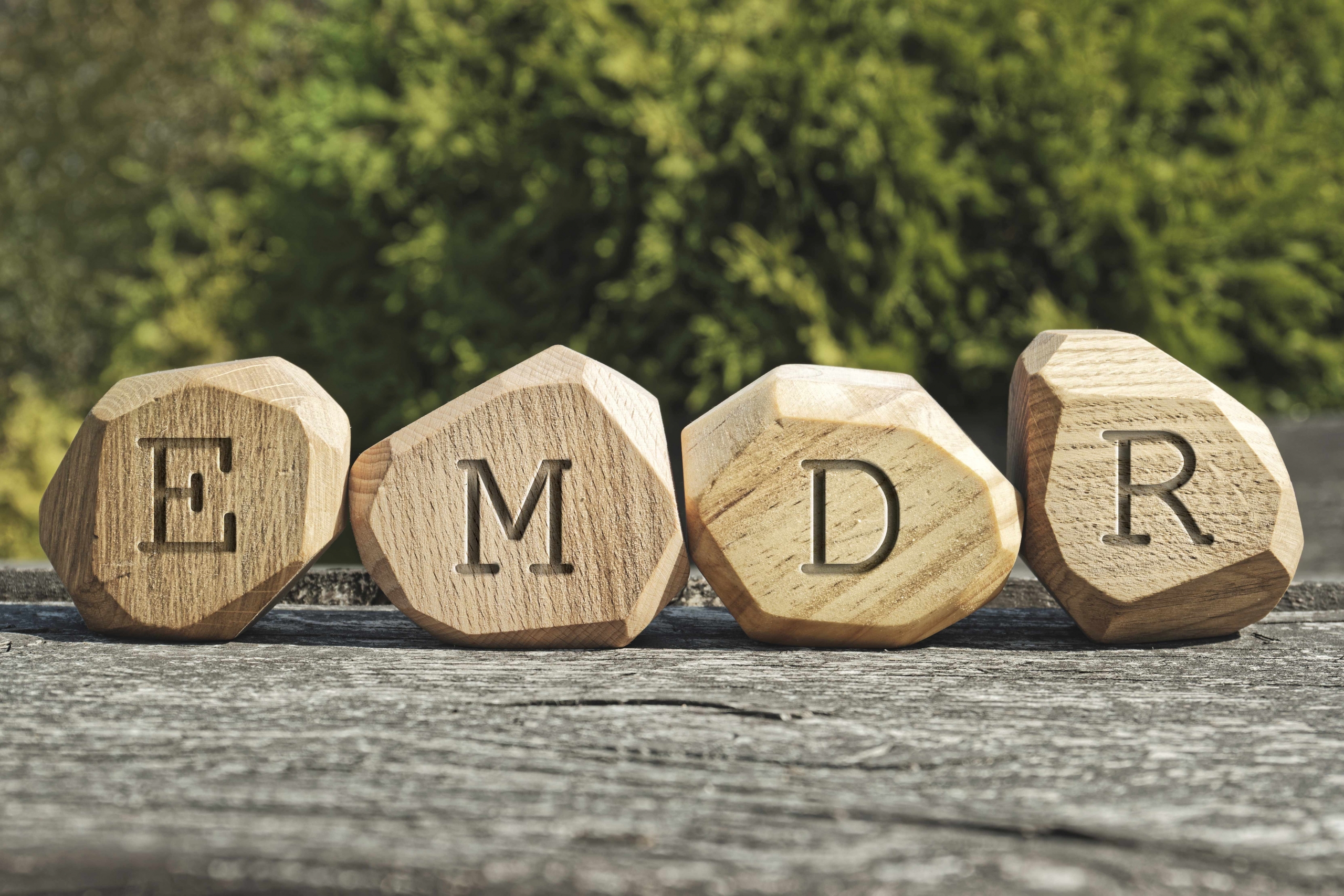 Holzwürfel mit EMDR Buchstaben
